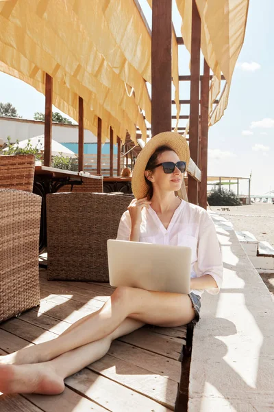 Jeune Femme Utilisant Ordinateur Portable Sur Une Plage Concept Travail — Photo