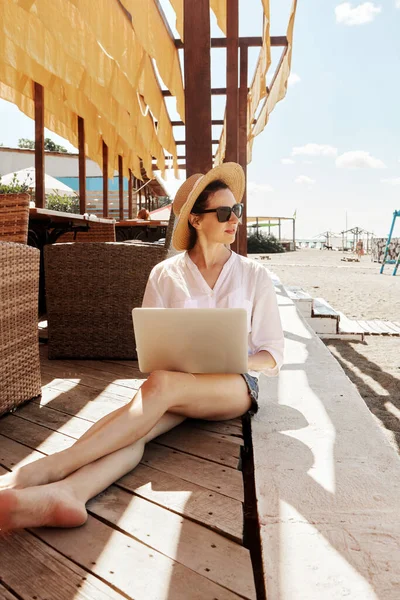 Jeune Femme Utilisant Ordinateur Portable Sur Une Plage Concept Travail — Photo