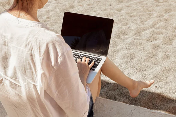 Jovem Usando Computador Portátil Uma Praia Conceito Trabalho Freelance — Fotografia de Stock