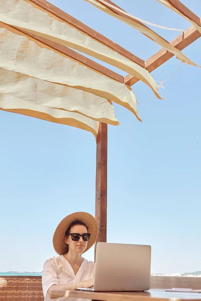 Jeune Femme Utilisant Ordinateur Portable Sur Une Plage Concept Travail — Photo