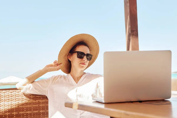 Jeune Femme Utilisant Ordinateur Portable Sur Une Plage Concept Travail — Photo