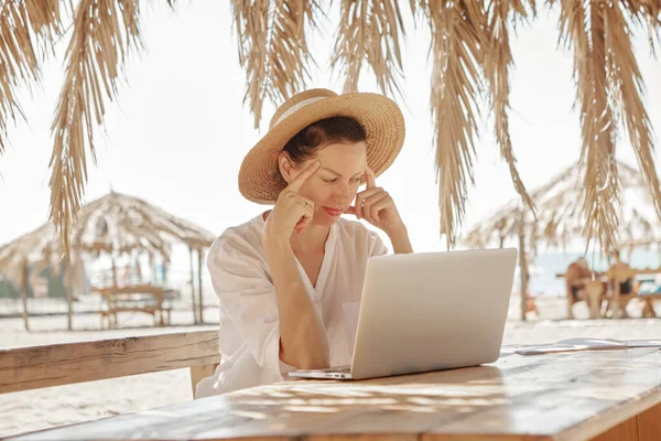 Jeune Femme Utilisant Ordinateur Portable Sur Une Plage Concept Travail — Photo