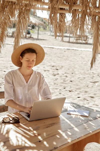 Jeune Femme Utilisant Ordinateur Portable Sur Une Plage Concept Travail — Photo