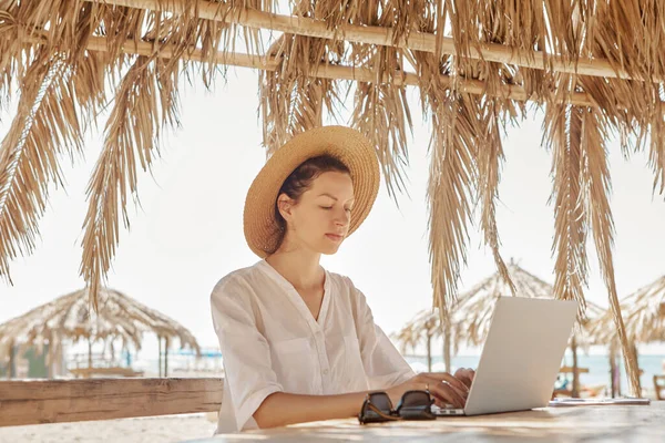 Jeune Femme Utilisant Ordinateur Portable Sur Une Plage Concept Travail — Photo