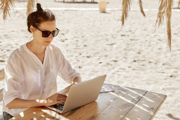 Jeune Femme Utilisant Ordinateur Portable Sur Une Plage Concept Travail — Photo