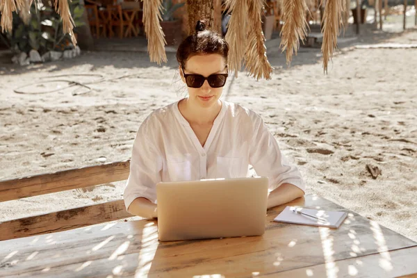 Jeune Femme Utilisant Ordinateur Portable Sur Une Plage Concept Travail — Photo