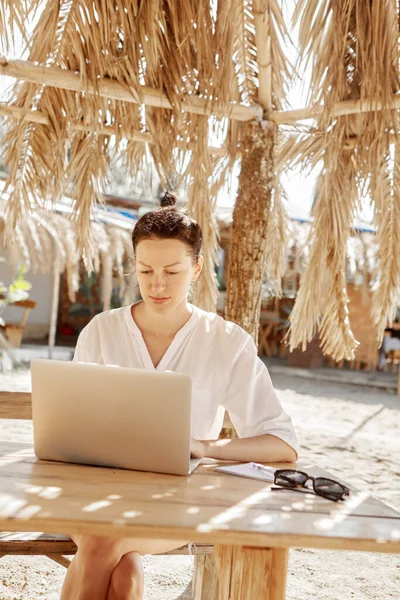 Jeune Femme Utilisant Ordinateur Portable Sur Une Plage Concept Travail — Photo