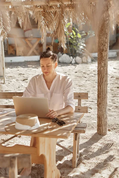 Jeune Femme Utilisant Ordinateur Portable Sur Une Plage Concept Travail — Photo