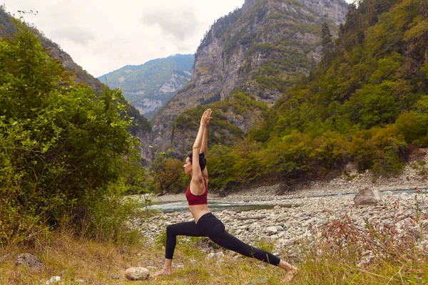 Clases Yoga Naturaleza Una Mujer Hace Yoga Las Montañas Cerca — Foto de Stock