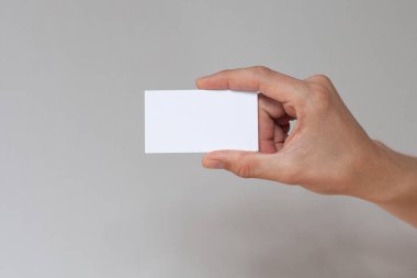 Elinde boş beyaz kartvizit var.. 