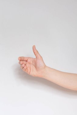 Bir şişe gibi bir şey tutarak elinizi kapatın ya da beyaz arka planda izole edilebilir..