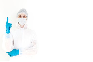 Koruyucu takım elbiseli ve yüz maskeli bir adam. İlgi gösterdiğini gösterir. Beyaz bir arkaplanda izole edilmiş