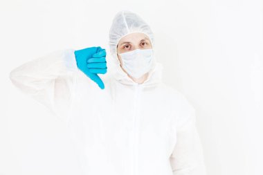 Koruyucu takım elbiseli, eldivenli ve maskeli bir adam. Belli oluyor. Beyaz bir arkaplanda izole edilmiş
