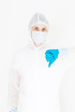 Koruyucu takım elbiseli, eldivenli ve maskeli bir adam. Belli oluyor. Beyaz bir arkaplanda izole edilmiş
