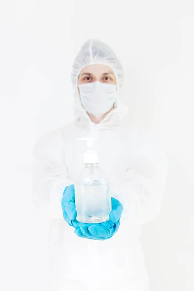 Koruyucu Kıyafetli Bir Adam Dezenfeksiyonu Için Antibakteriyel Antiseptik Jel Tutuyor — Stok fotoğraf
