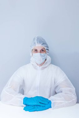 Koruyucu giysili, eldivenli ve maskeli bir adam. Sağlık hizmeti kavramı.