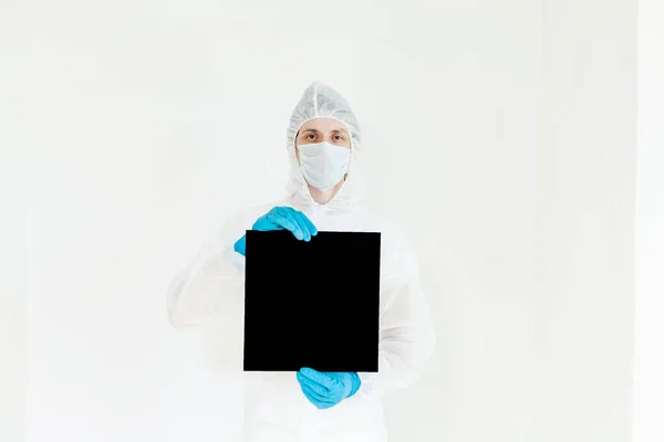 Koruyucu Giysili Eldivenli Maskeli Bir Adam Elinde Bir Işaret Tutuyor — Stok fotoğraf