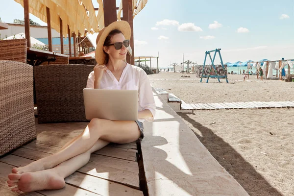 Een Jonge Vrouw Die Een Laptop Het Strand Gebruikt Begrip — Stockfoto