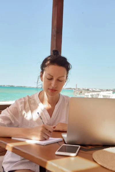Kumsalda Dizüstü Bilgisayar Kullanan Genç Bir Kadın Serbest Çalışma Kavramı — Stok fotoğraf