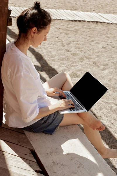 Jovem Usando Computador Portátil Uma Praia Conceito Trabalho Freelance — Fotografia de Stock