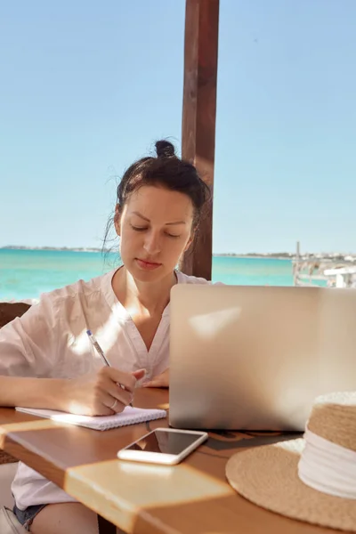 Jeune Femme Utilisant Ordinateur Portable Sur Une Plage Concept Travail — Photo