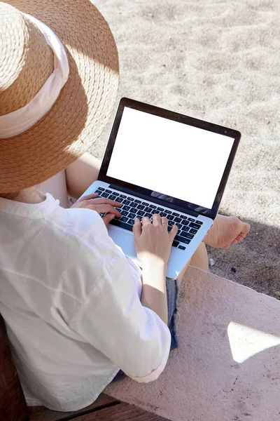 Jovem Usando Computador Portátil Uma Praia Conceito Trabalho Freelance — Fotografia de Stock