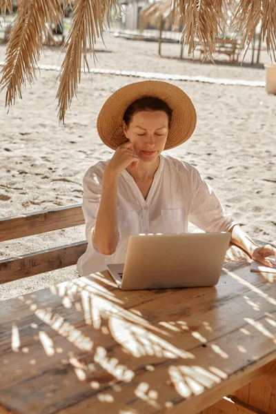 Jovem Usando Computador Portátil Uma Praia Conceito Trabalho Freelance — Fotografia de Stock