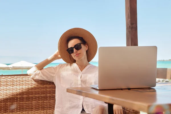 Jeune Femme Utilisant Ordinateur Portable Sur Une Plage Concept Travail — Photo