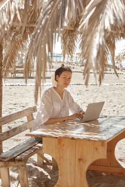 Jeune Femme Utilisant Ordinateur Portable Sur Une Plage Concept Travail — Photo