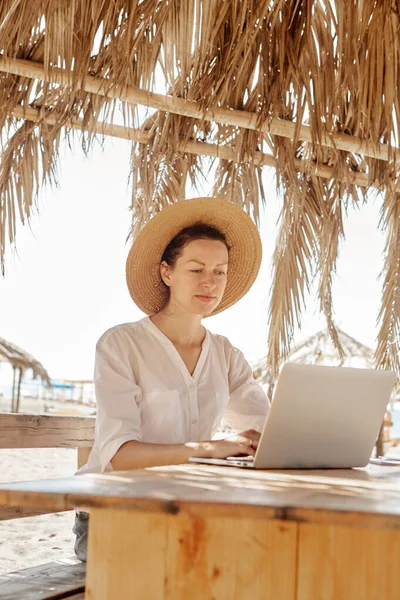 Jovem Usando Computador Portátil Uma Praia Conceito Trabalho Freelance — Fotografia de Stock