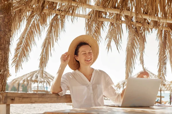 Jeune Femme Utilisant Ordinateur Portable Sur Une Plage Concept Travail — Photo