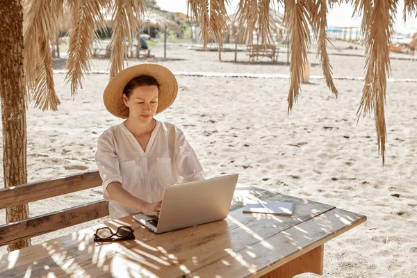Jovem Usando Computador Portátil Uma Praia Conceito Trabalho Freelance — Fotografia de Stock