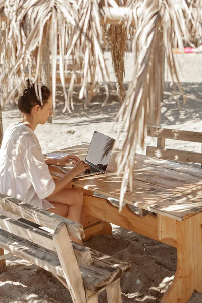 Νεαρή Γυναίκα Χρησιμοποιεί Φορητό Υπολογιστή Μια Παραλία Έννοια Της Ελεύθερης — Φωτογραφία Αρχείου