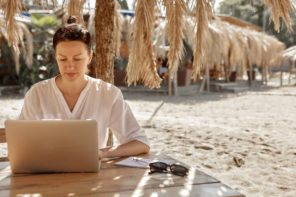 Jeune Femme Utilisant Ordinateur Portable Sur Une Plage Concept Travail — Photo