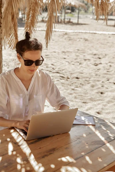 Jovem Usando Computador Portátil Uma Praia Conceito Trabalho Freelance — Fotografia de Stock