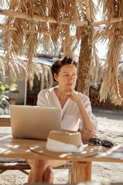 Jovem Usando Computador Portátil Uma Praia Conceito Trabalho Freelance — Fotografia de Stock