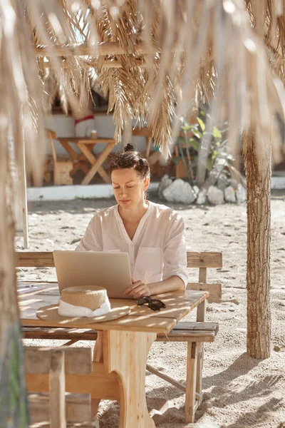 Jeune Femme Utilisant Ordinateur Portable Sur Une Plage Concept Travail — Photo