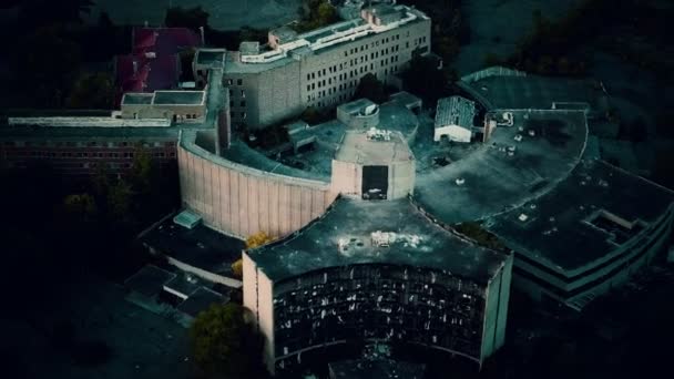 Заброшенная авиационная больница ночью — стоковое видео