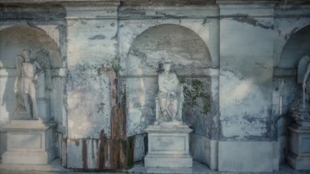 Statues romaines acient au mur de pierre — Video