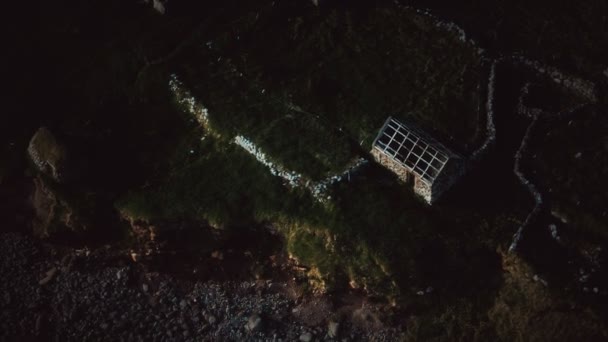 Uitzicht op een kustlijn op de Faeröer bij zonsondergang — Stockvideo