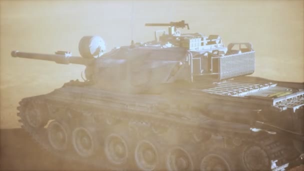 Танк Второй мировой войны в пустыне во время песчаной бури — стоковое видео