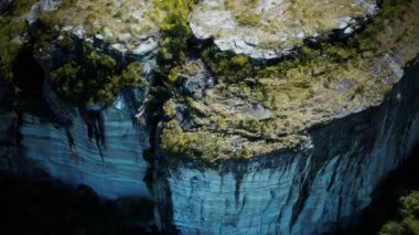 Atlantik Okyanusu kıyısındaki kayalıklar Algarve Portekiz