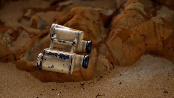 Anciennes jumelles militaires allemandes sur la plage de sable — Video