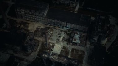 Terk edilmiş tuğla ve kaldırım döşeme fabrikası geceleri