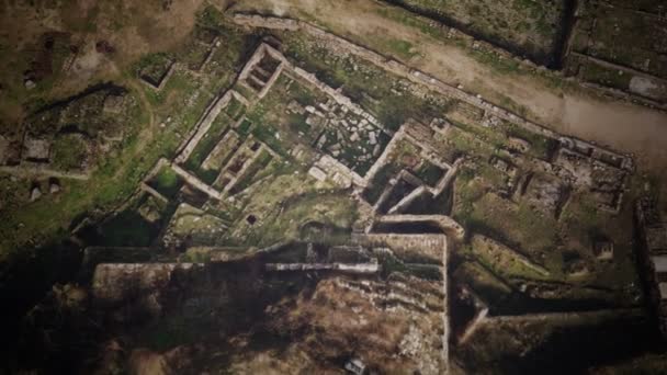 Vista aérea del dron de las ruinas del antiguo castillo — Vídeo de stock