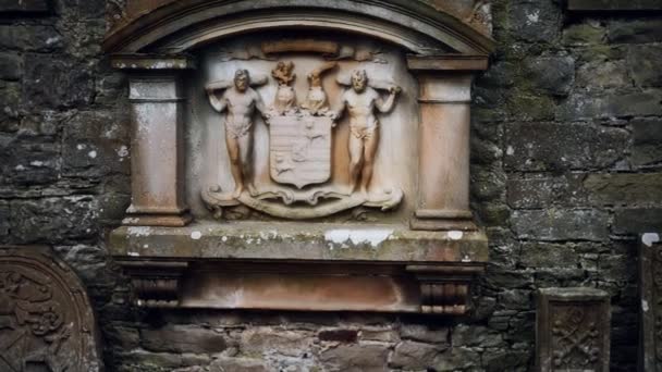 Alte christliche Kirche aus Ziegelsteinen mit einer zerstörten Mauer — Stockvideo