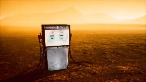 Retro zrezivělé plynové čerpadlo opuštěné v poušti — Stock video