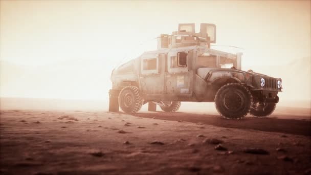 Військовий патрульний автомобіль на заході сонця в пустельній бурі — стокове відео