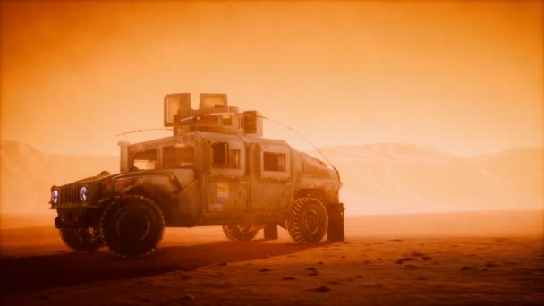 Coche patrulla militar al atardecer en tormenta del desierto — Vídeos de Stock