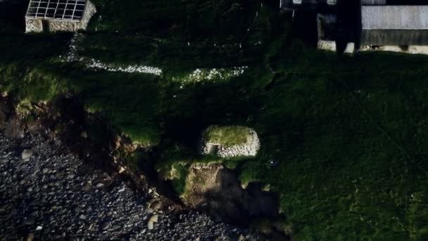 Vista de una costa en las Islas Feroe al atardecer — Vídeo de stock